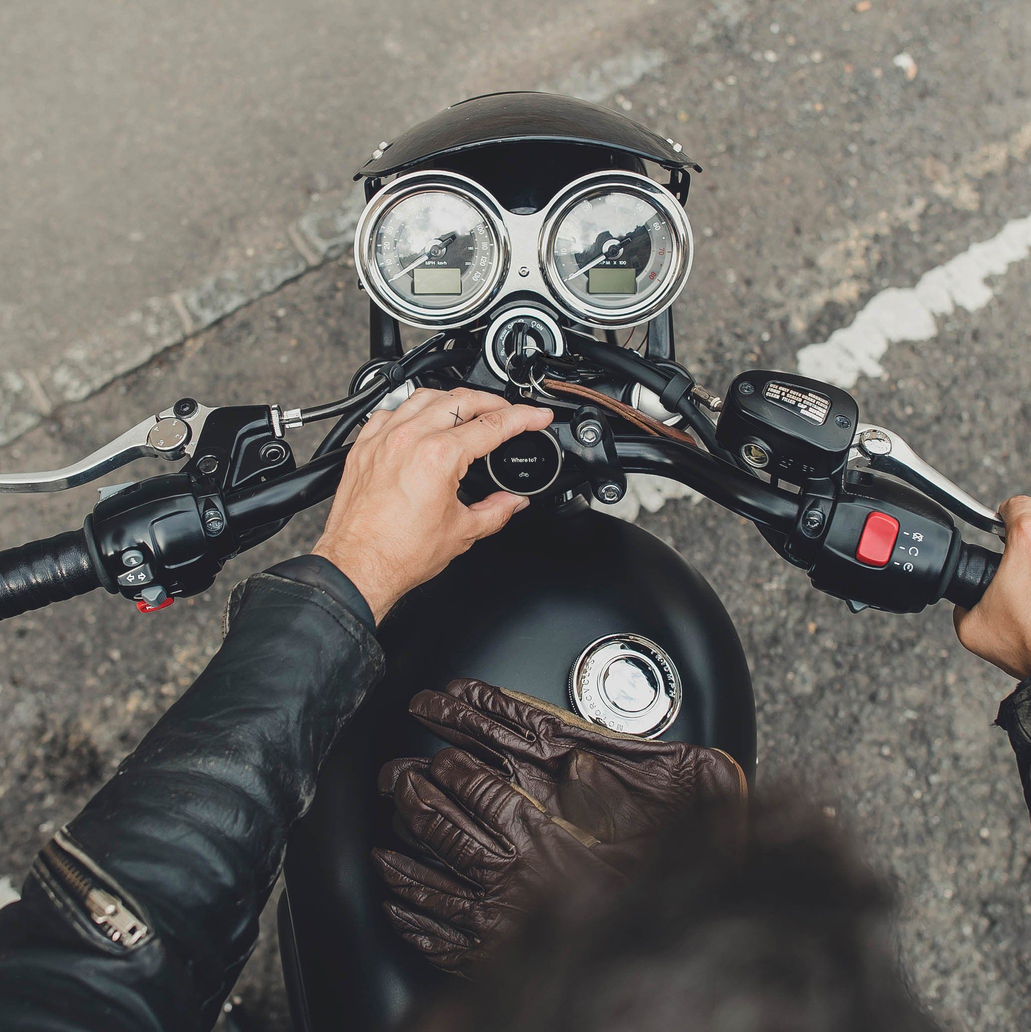 Man preparing his Beeline Moto on his motorcycle handlebar