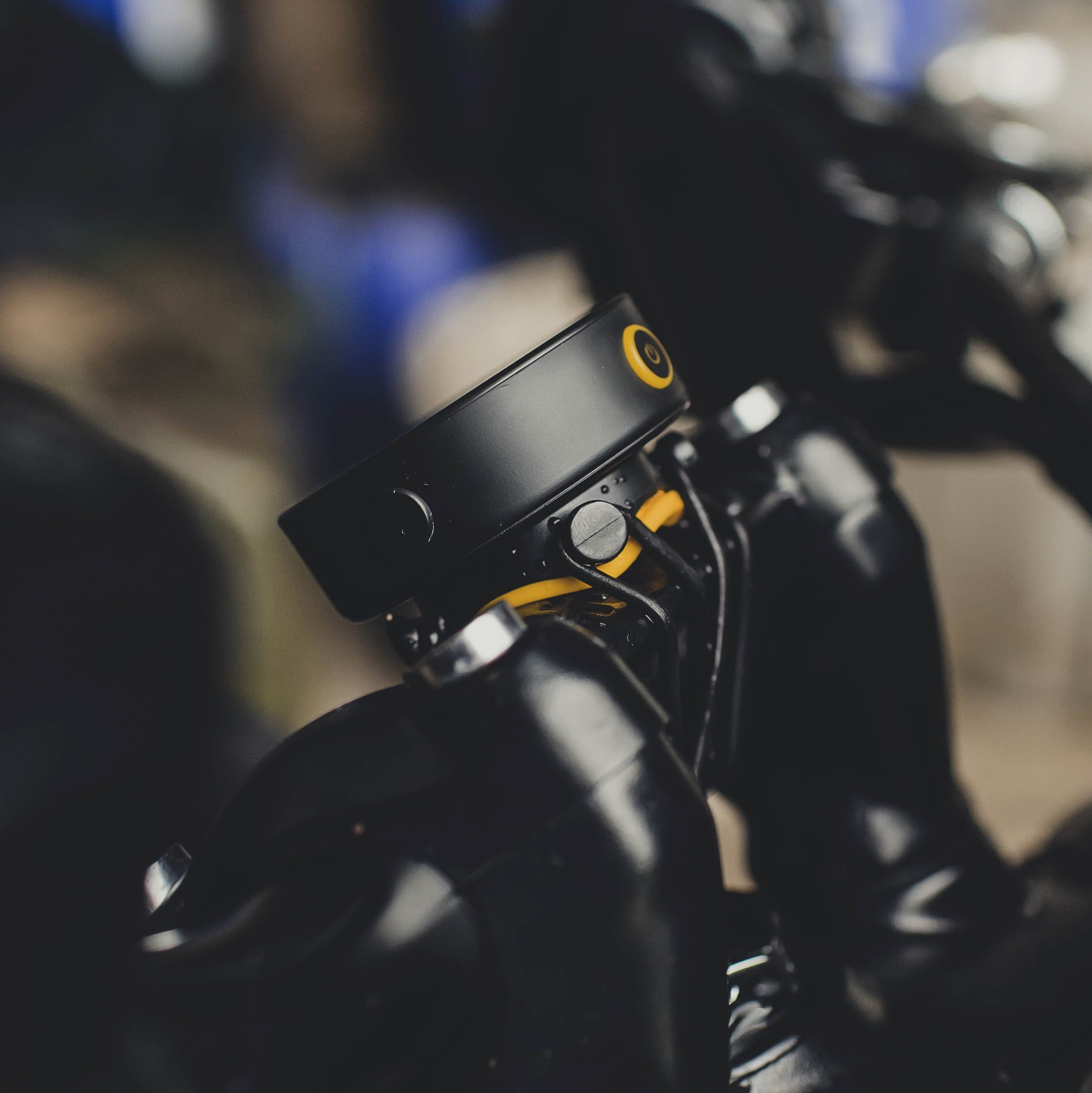 Beeline Moto on a universal elastic strap mount