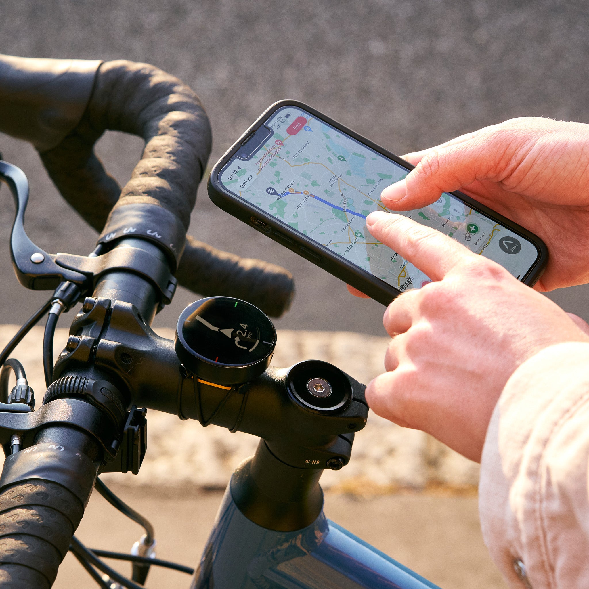 Beeline Velo 2 with Universal Elastic Strap Mount on handlebars with Beeline phone app side view