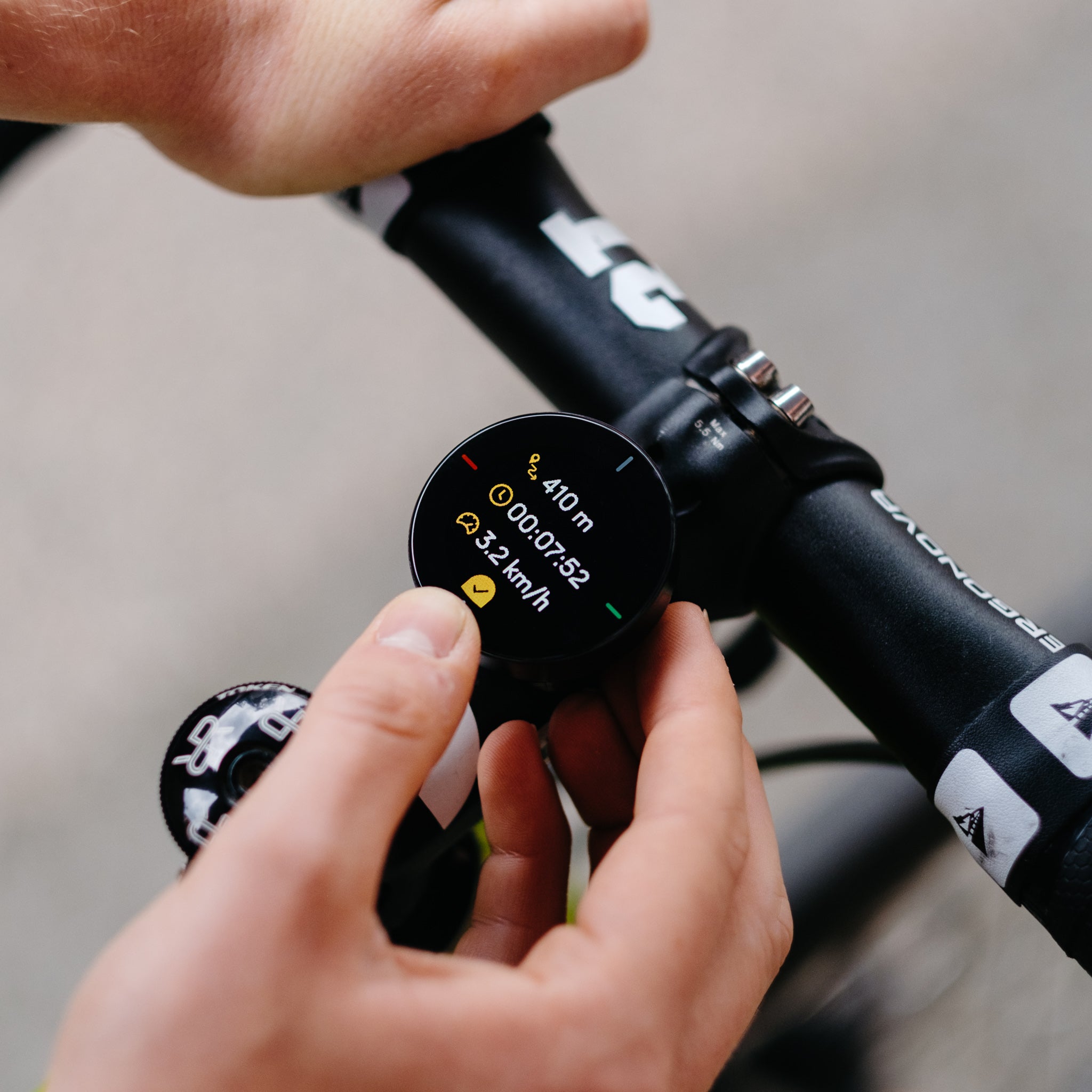 Beeline Velo 2 on handlebars with ride summary screen