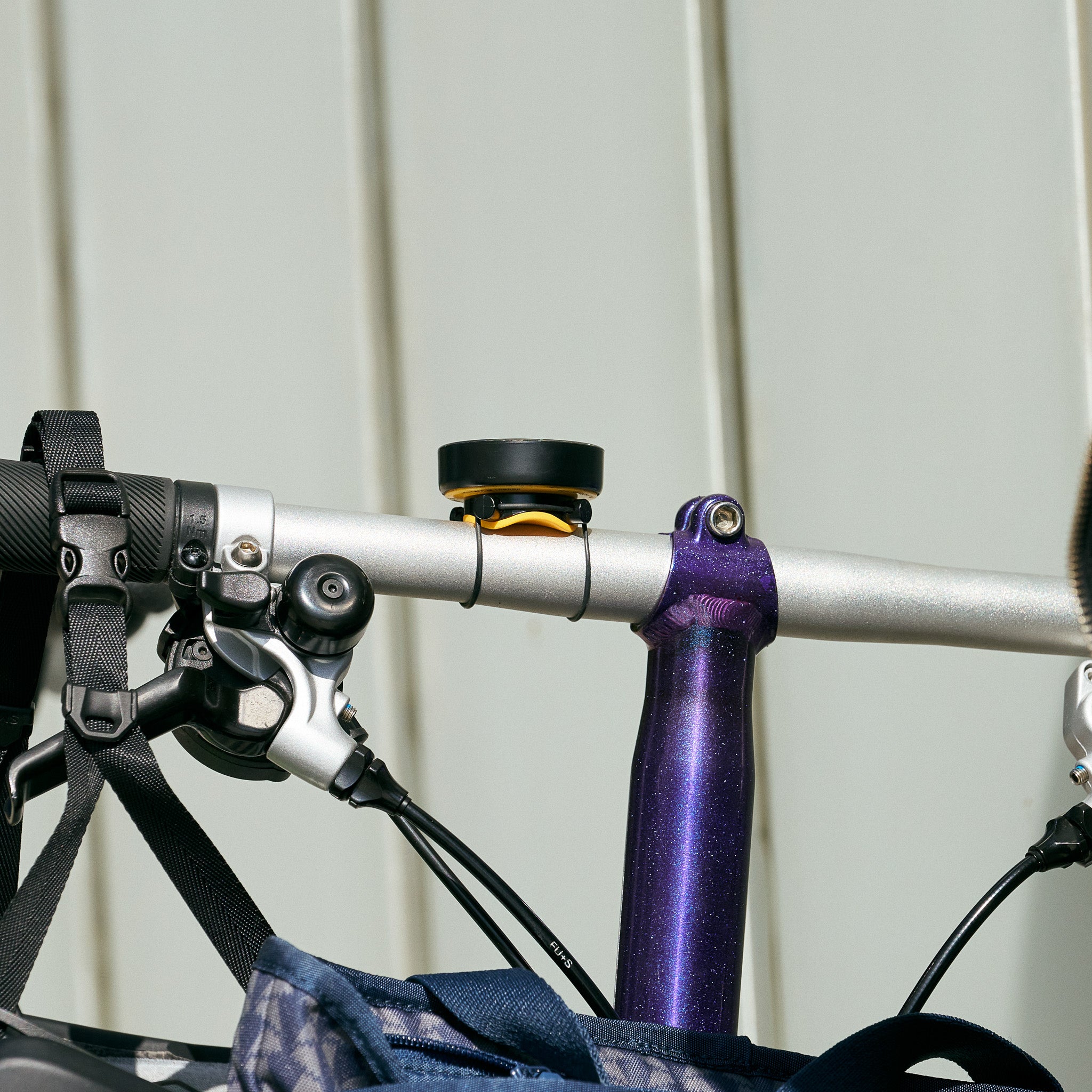 Beeline Velo 2 with Universal Mount on purple Brompton handlebars