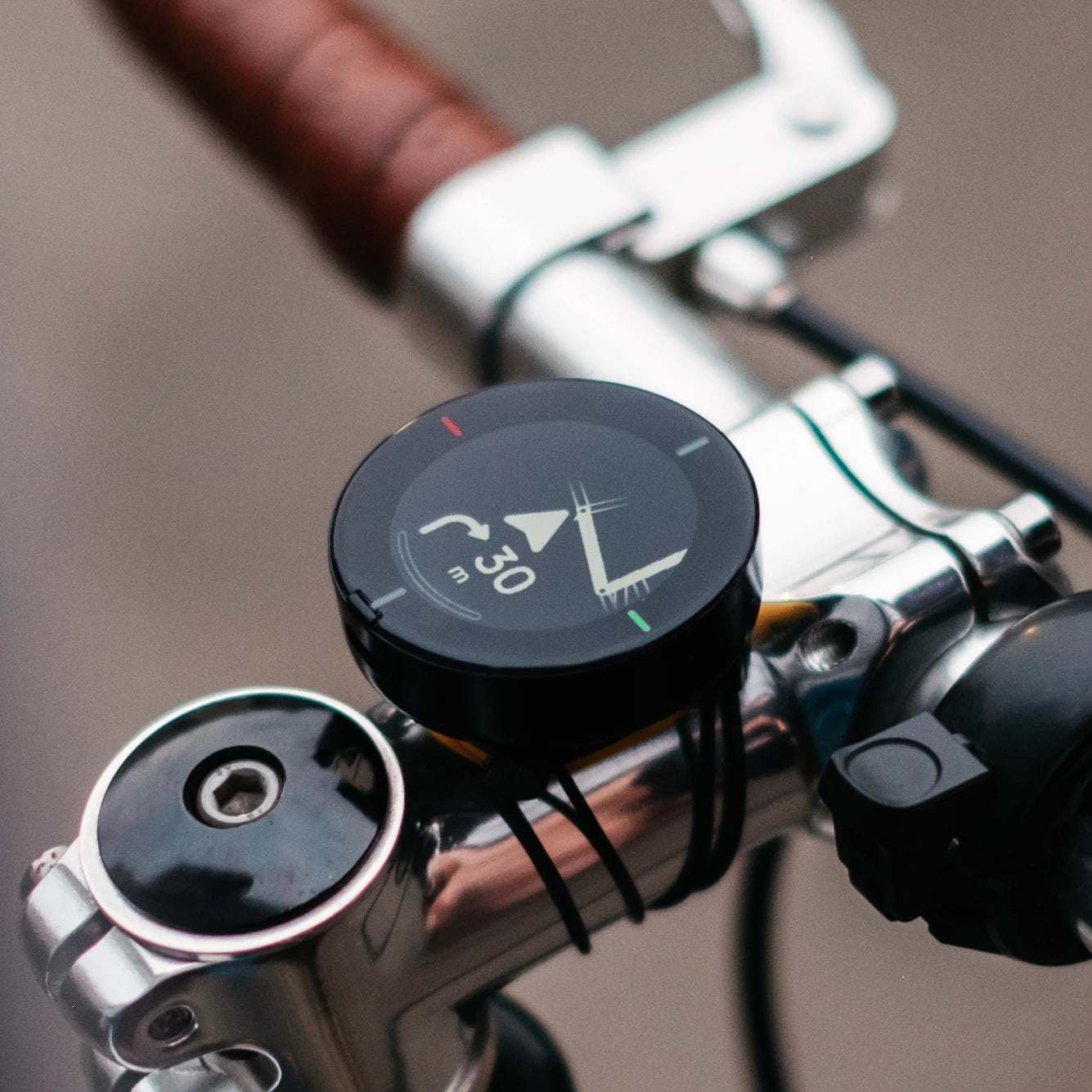 Beeline Velo 2 with Universal Elastic Strap Mount on handlebars side view